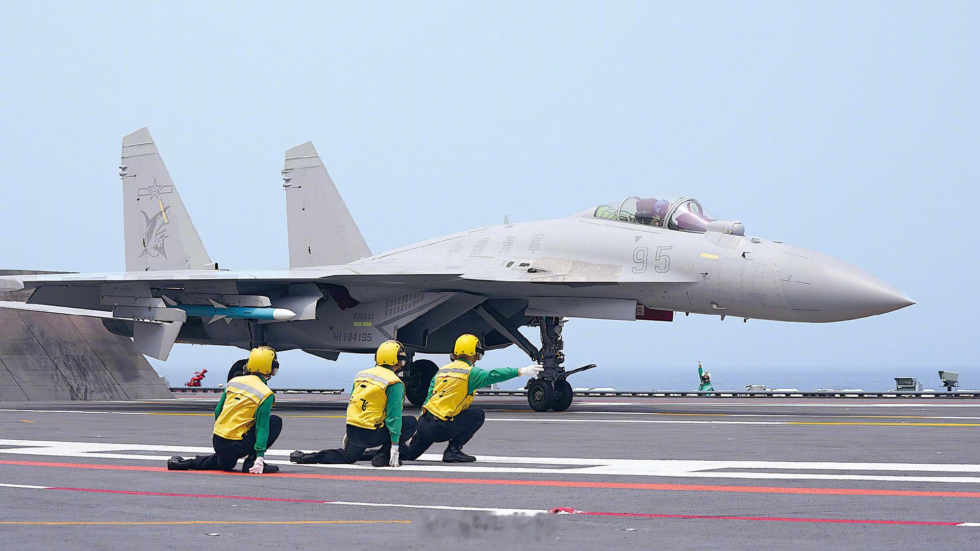 海军山东舰起降保障中队系列报道中的一些J-15T、J-15D图。 ​​​