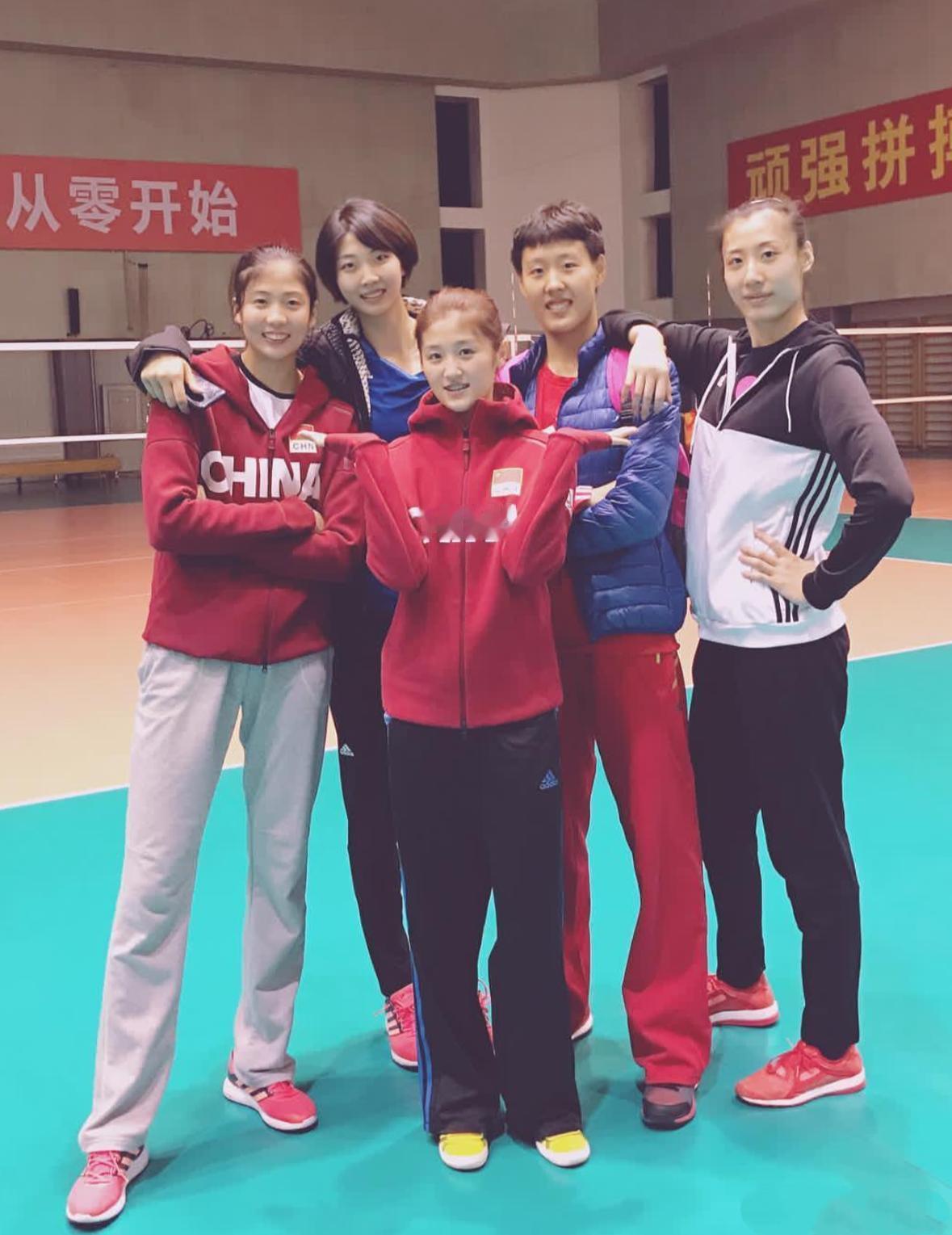 5位女排姑娘同框：

我只认出了眉黛轻舒、瑶林玉树的袁心玥，樱唇榴齿、笑意粲然的
