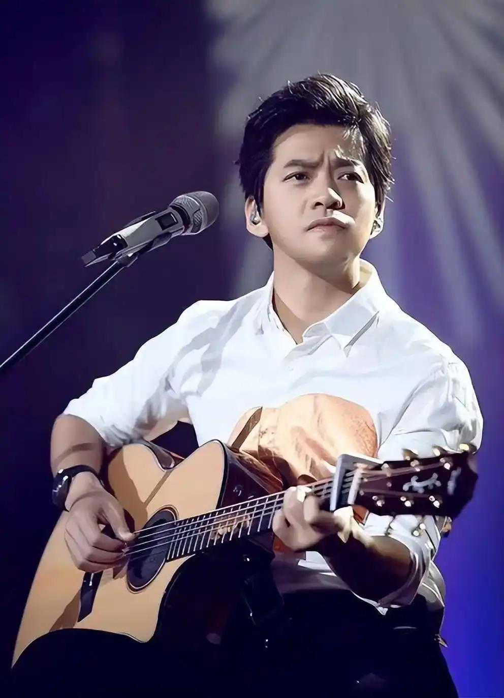 2010年，冯小刚请李健写歌，李健哼唱出来，他却不满意：“这歌根本压不住电影，再