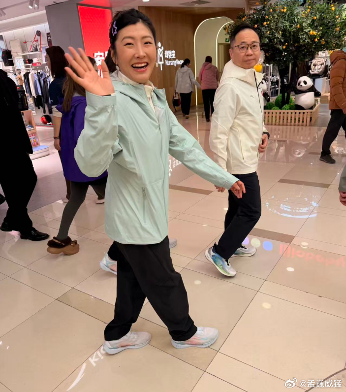 周末偶遇徐梦桃 惊了！ 周末的商厦里偶遇奥运双冠王徐梦桃！厚厚的雪上装备卸下，聚