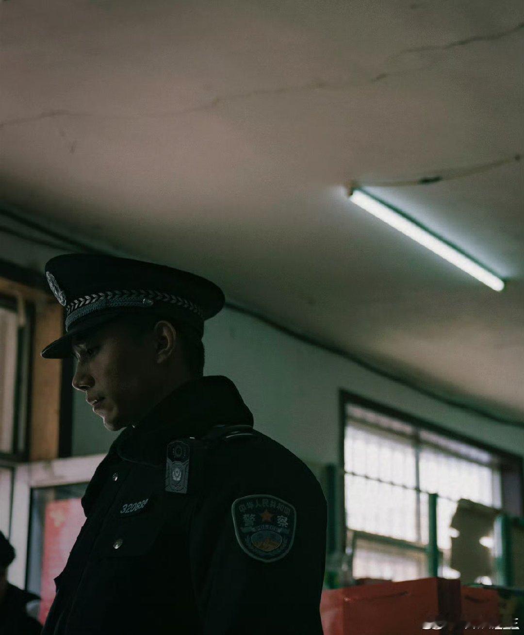 #赵仁杰自带故事感写真##赵仁杰让陈铭生具像化# 看赵仁杰，感受陈铭生的故事魅力