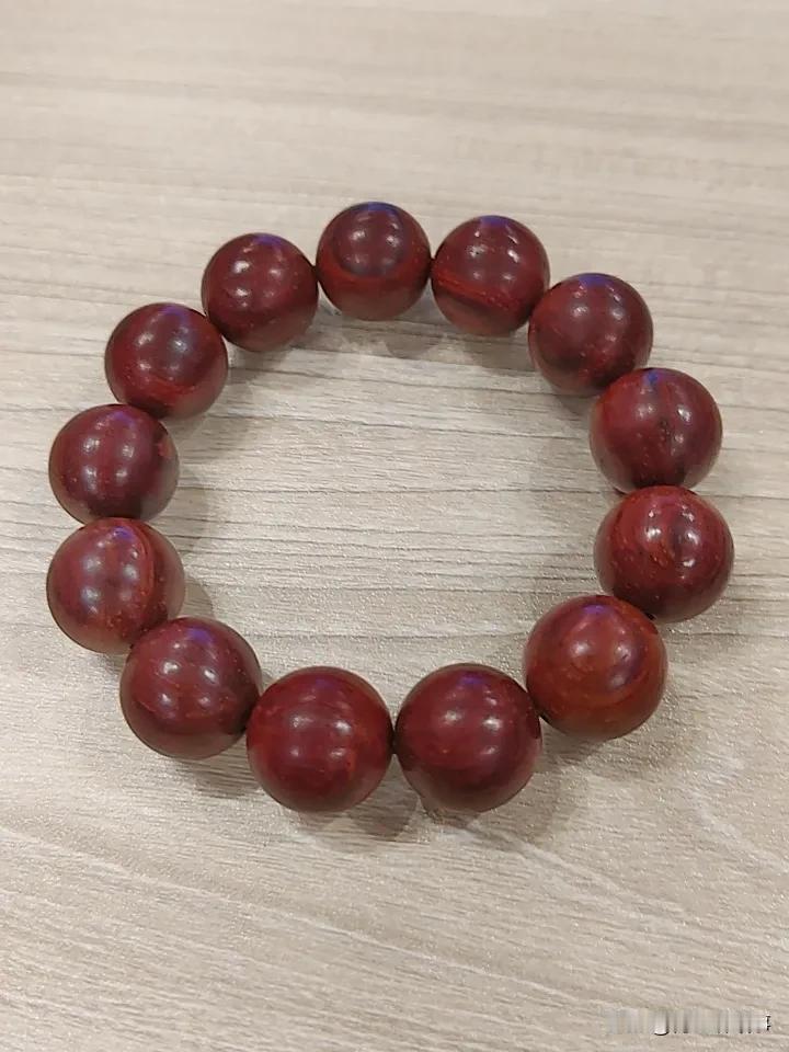 一寸檀香，一世温润——小檀木手链的东方雅致
 
小檀木手链，藏着东方美学的含蓄与
