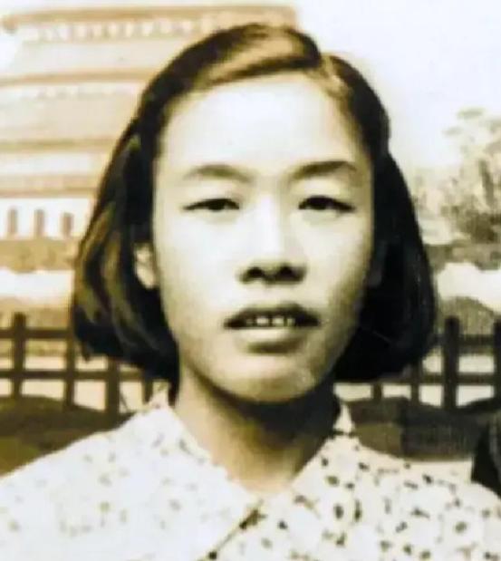 1949年，渣滓洞大屠杀中，盛国玉在枪声炸响前抢先扑倒在地，假装已经死去，不久，