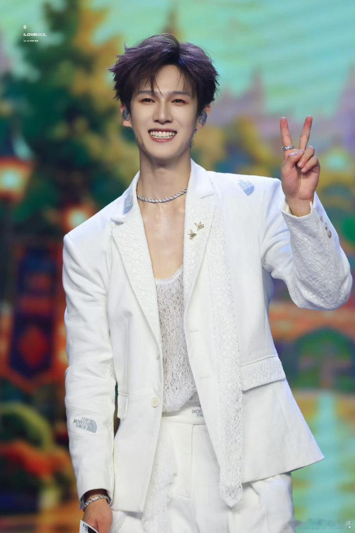 影视寒冬没寒到李昀锐李昀锐确认出演剑阁闻铃 都在喊影视寒冬的时候，小林一个生日会