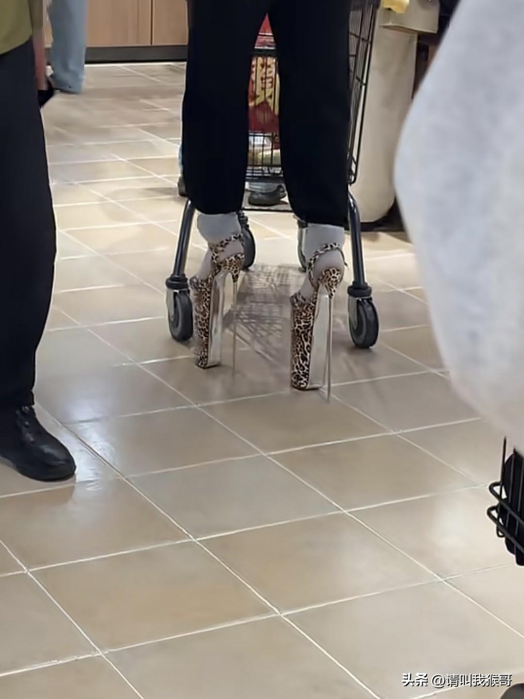 没想到真有人买这种鞋子穿，还出来逛超市