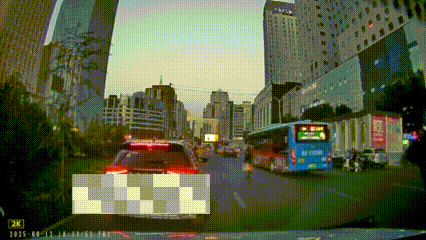 “该不该扶？”甘肃兰州，一名约八十多岁大爷手提重物，步履蹒跚地横穿马路，此时，驾