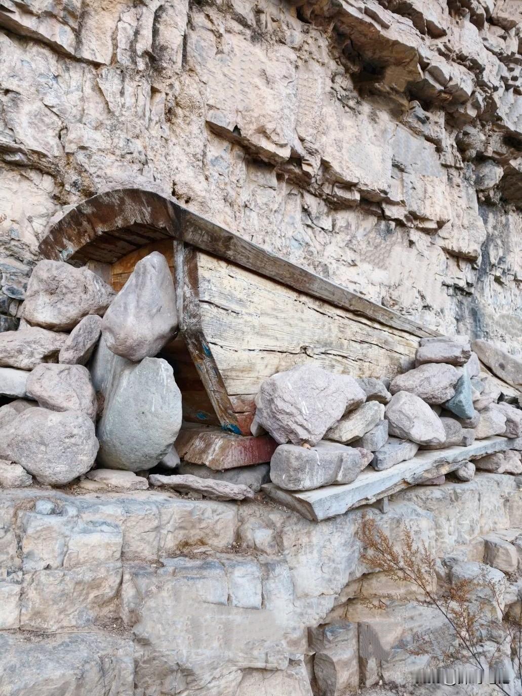 在河北太行山的悬崖上，人们有时能看到一种特殊的景象——一些棺木被直接放置在崖壁或