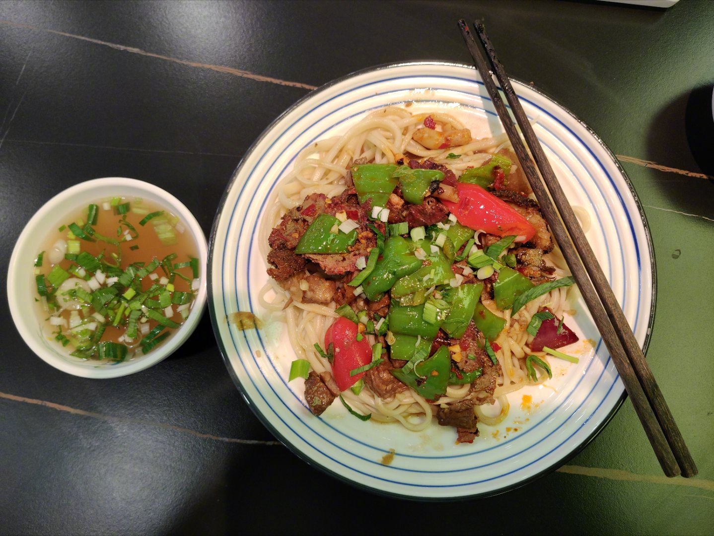 春节模式来得好快，今晚发现楼下多家餐馆已经黑灯歇业了，幸好有的还开着，还有面吃[