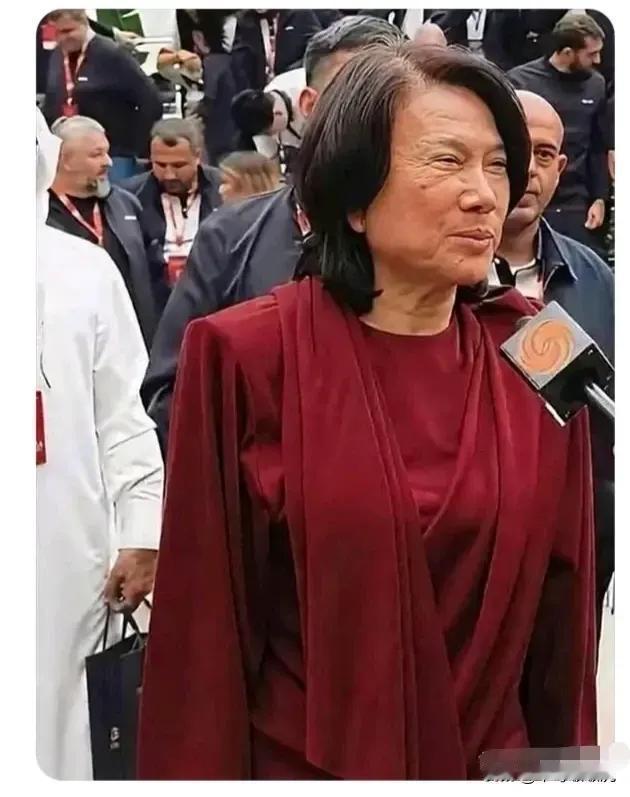 女神已经老了，满脸皱纹，老态龙钟，像一位老太太，再也不是年轻时候的模样了。董明珠