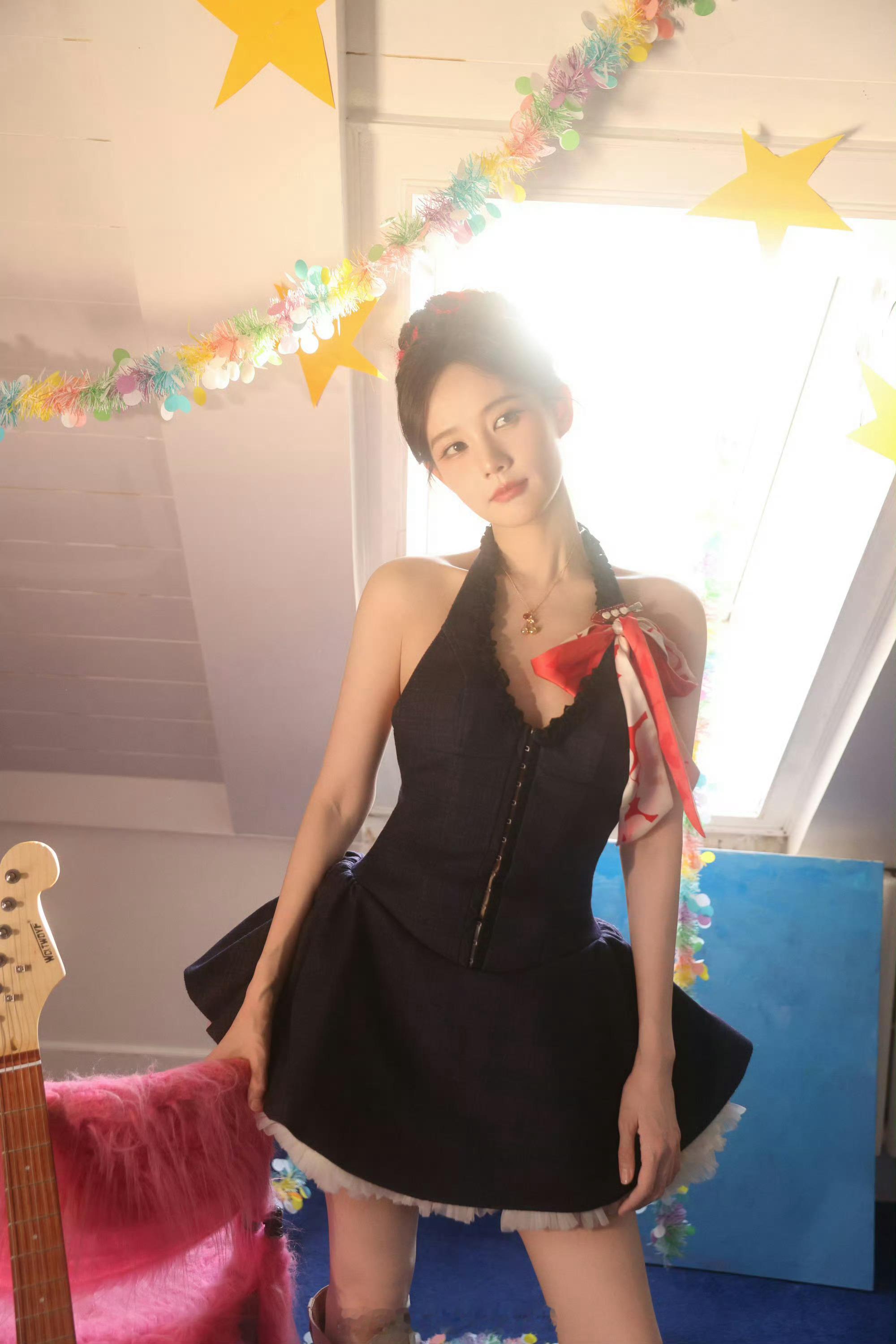 李一桐漂亮的脸旁边还是漂亮的脸 漂亮孩子自带光环！细腻妆容衬得五官更精致，左右同