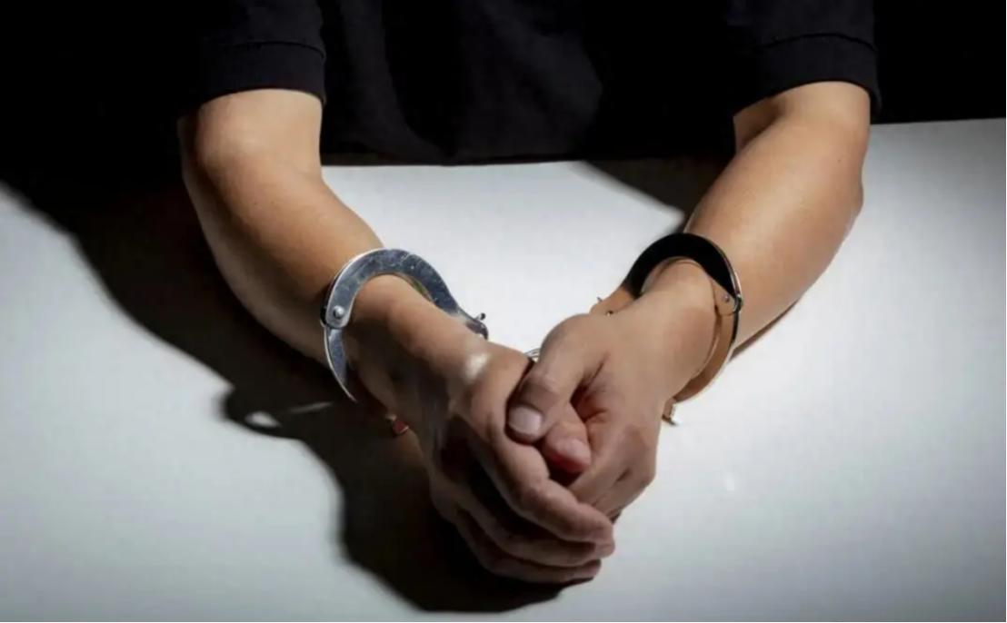 伤害性不大，侮辱性极强！前妻摆了两副挽联，前夫带着折叠刀上门，最后一个无辜邻居双