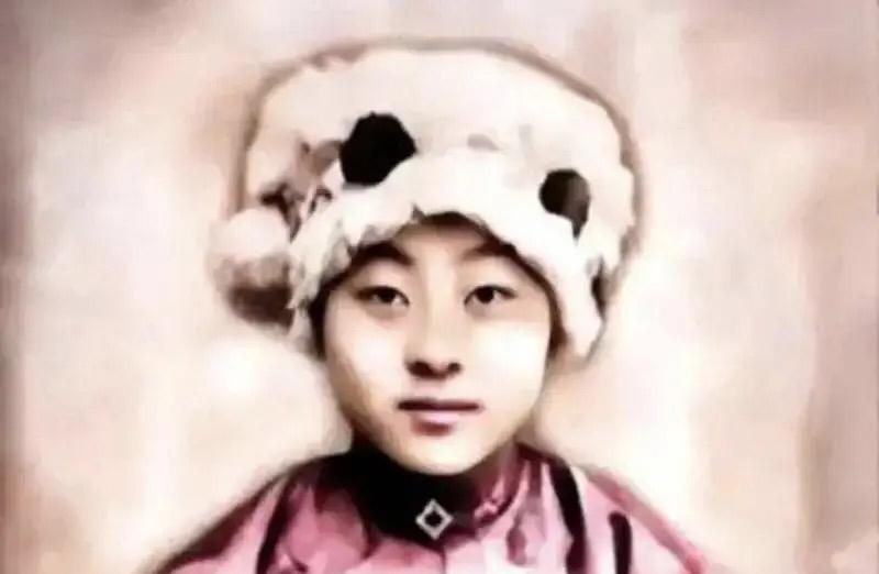 1943年，美女吕芪遭日军凌辱，为了报仇，就对垂涎她美色的男人，说：“拿 5 颗