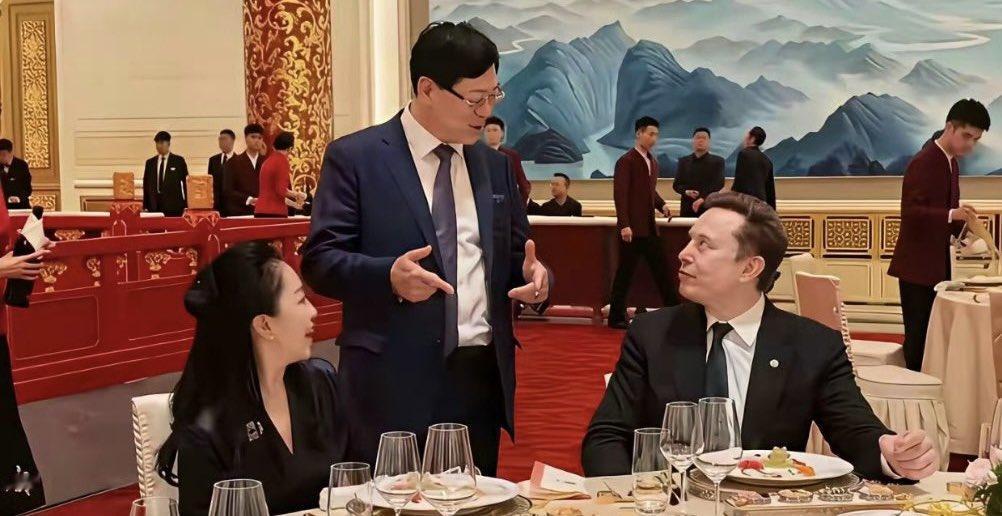 这几年，老人有拿2014年4月的CCTV对话节目来讽刺杨元庆，当时主持人陈伟鸿让
