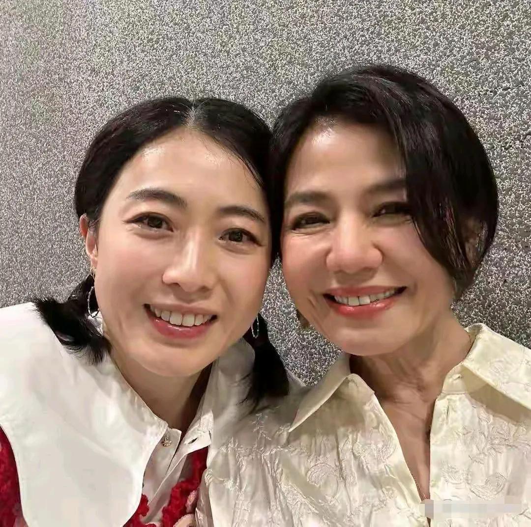 甘比晒和钟楚红去看郑秀文演唱会的自拍照，钟楚红苍老感明显，脸上脖子里布满皱纹，充