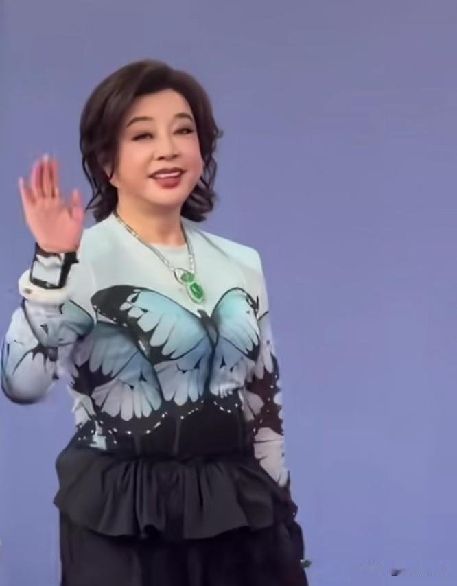 刘晓庆今日现身第38届大众电影百花奖提名者颁奖仪式。
除了略显发福的身材透露出岁