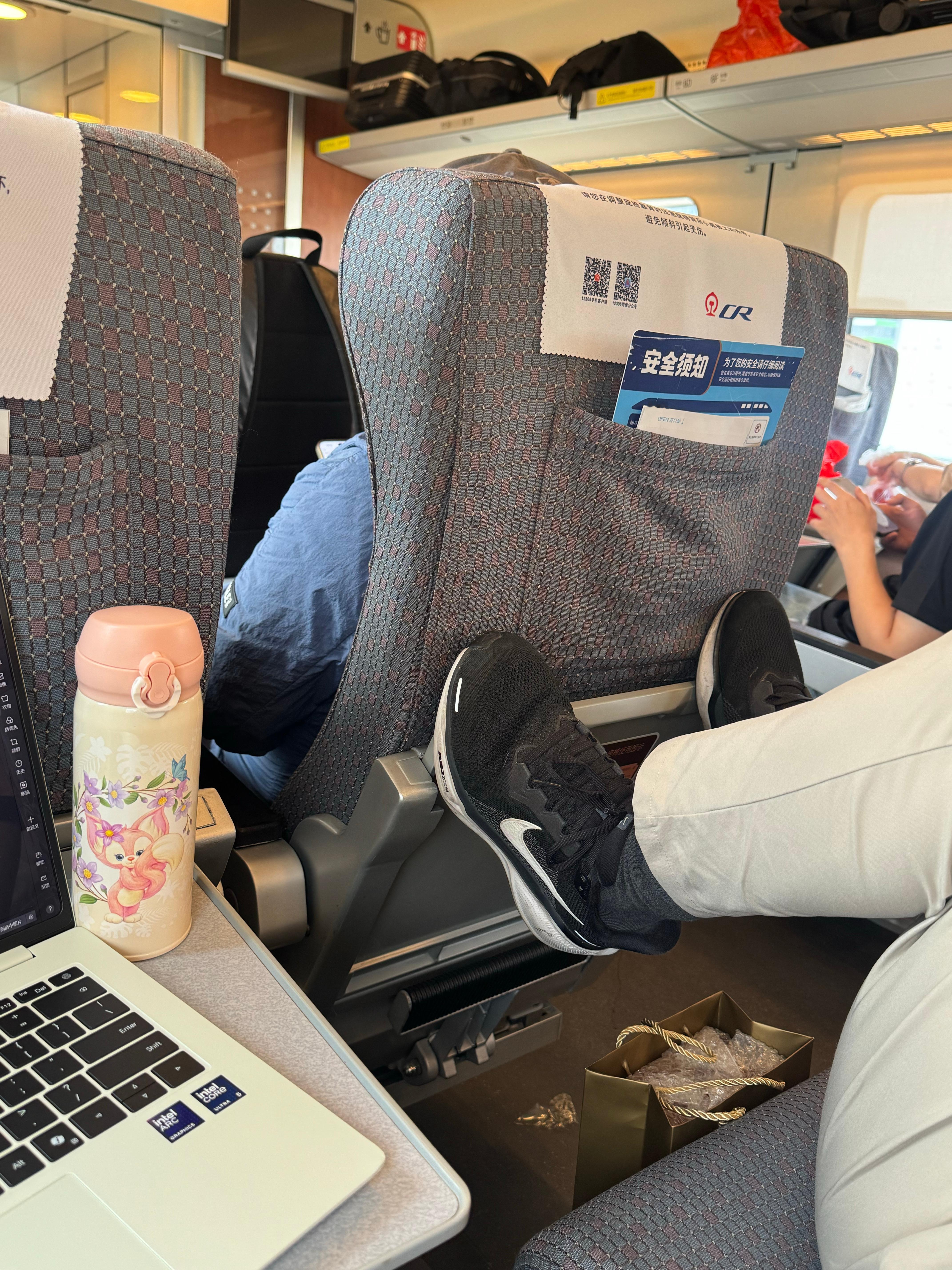 哥啊，这可是吃饭吃东西的桌子...服了🙂 