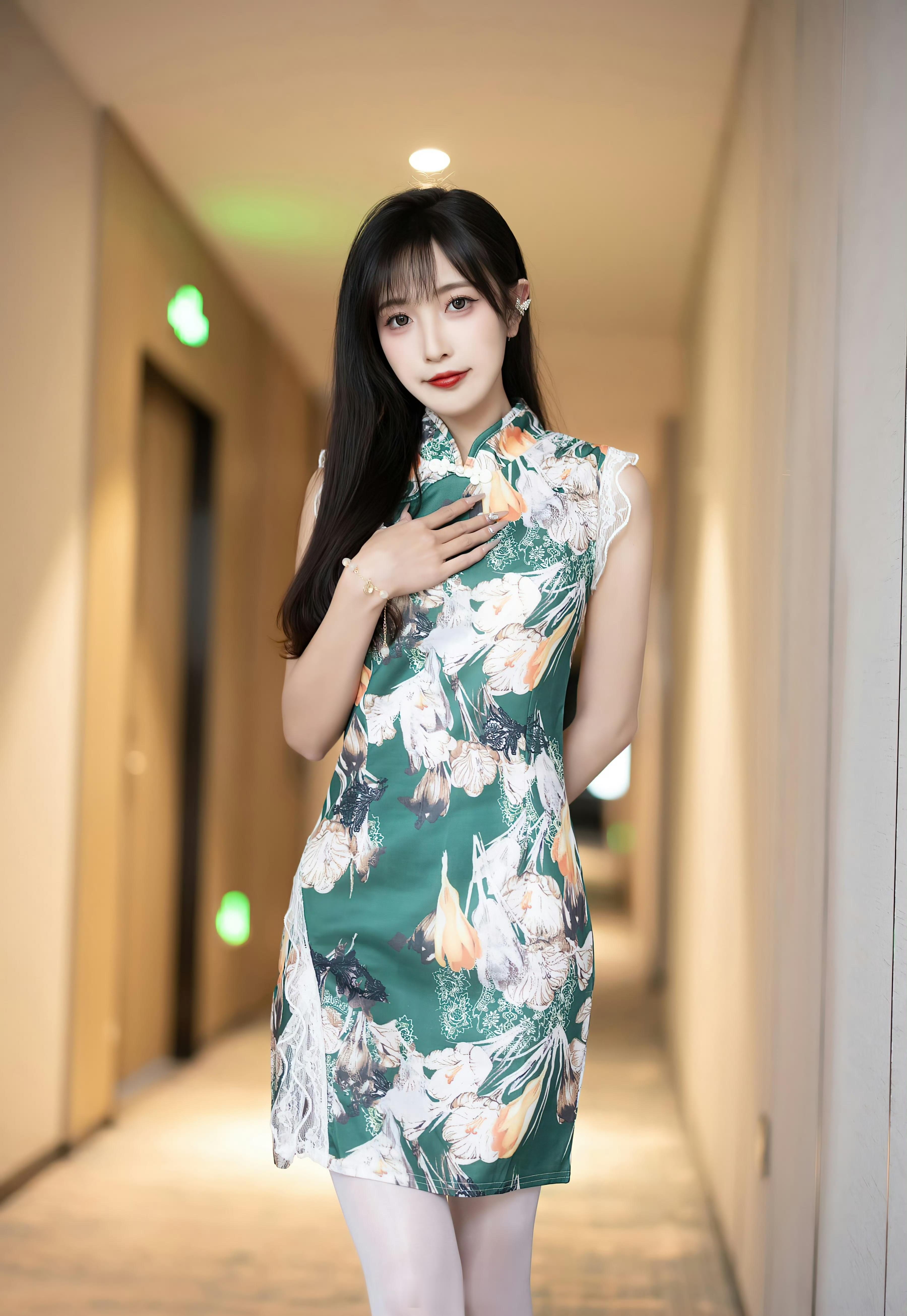 穿旗袍的女孩 ​​​