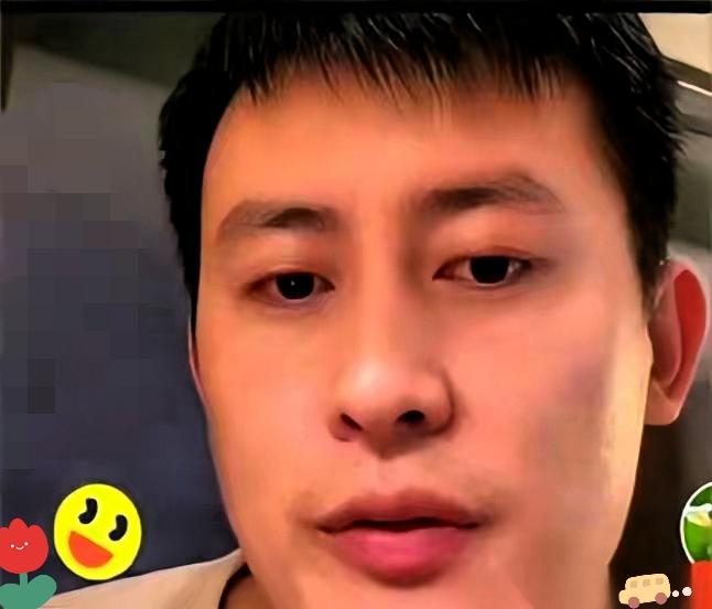 张雪峰的直播间突然换人，
灯光亮起，坐在镜头前的是武亮，
满屏弹幕全在问你是谁。