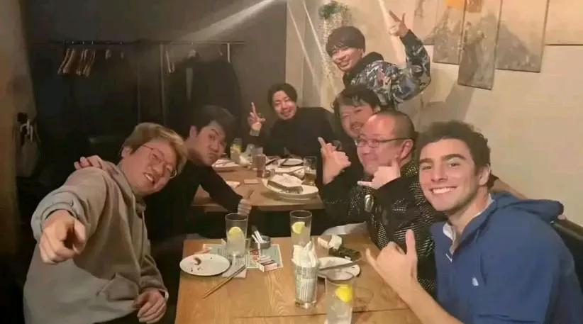 路易吉在监狱里又传出消息，
左右逢源，小日子过得不能再美。
一方面是粉丝的关爱和