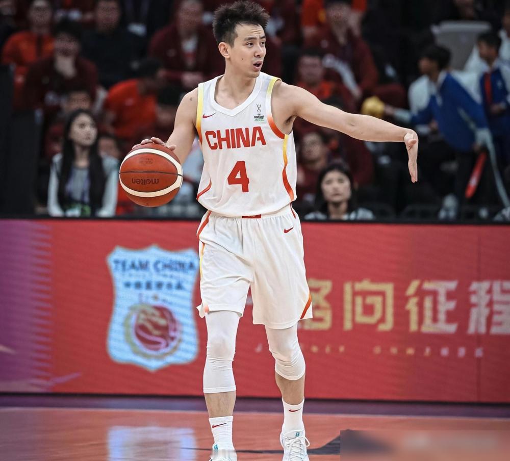 我们赢了，49分大胜。

但对面那个叫林庭谦的，一个人拿了28分。

赛后采访，