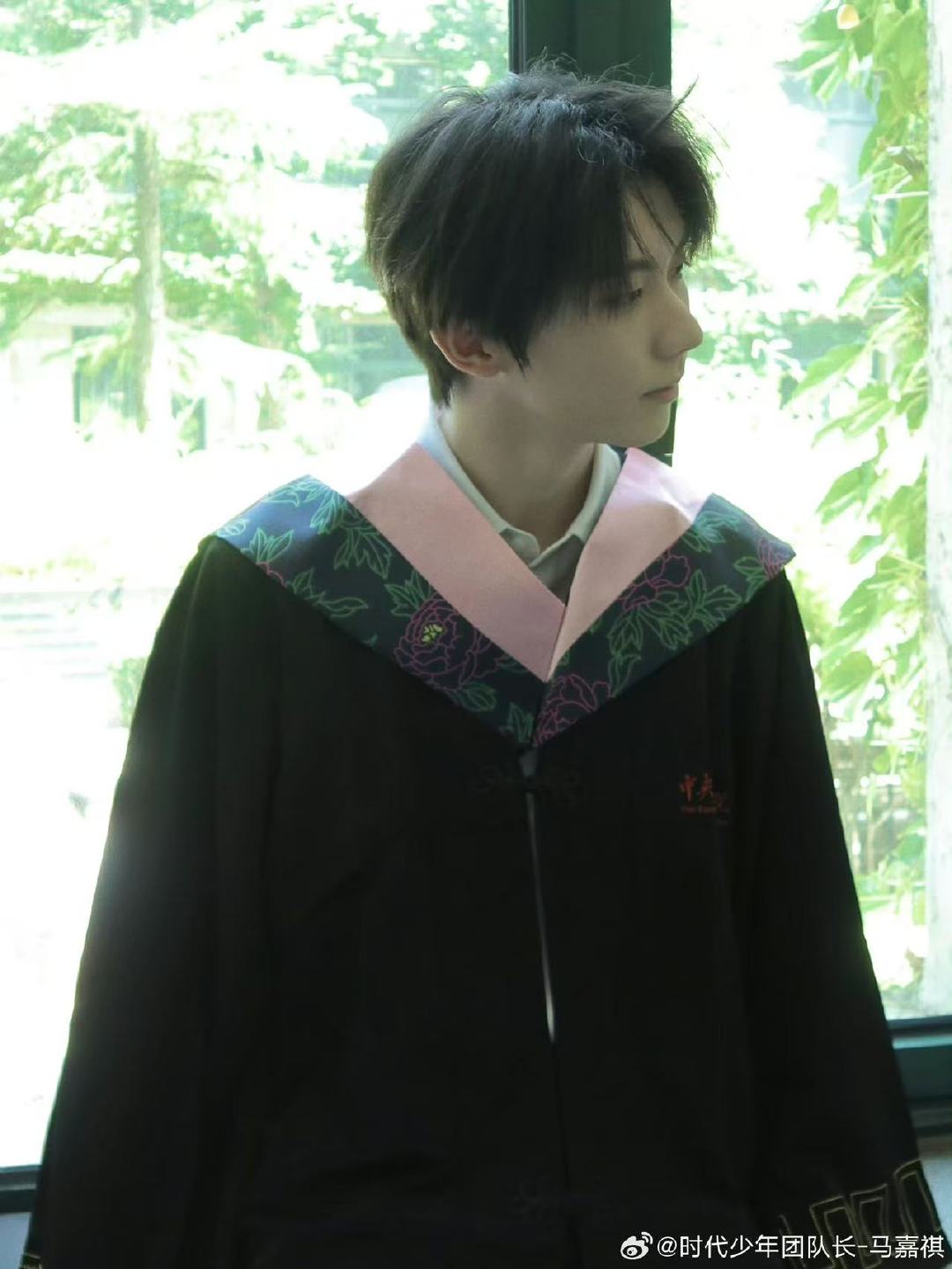 马嘉祺晒学士服拍立得马嘉祺晒学士服马嘉祺晒学士服拍立得啦～毕业快乐呀！！！ 