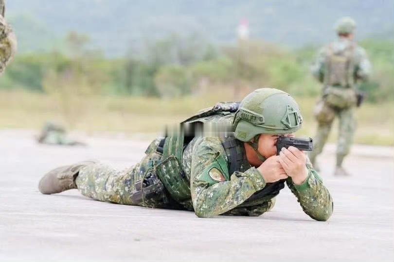 台湾省保安大队的演习很给力啊！！！F16冲出跑道，四十多枚炮弹掉马路上了，每枚炮