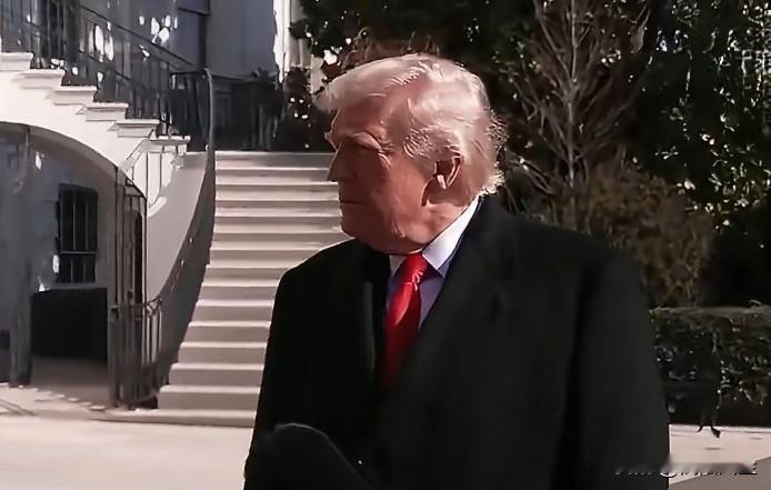 记者:“你觉得派出第二艘航母，谈谈你为何做出这个选择。”

特朗普:“以防我们达