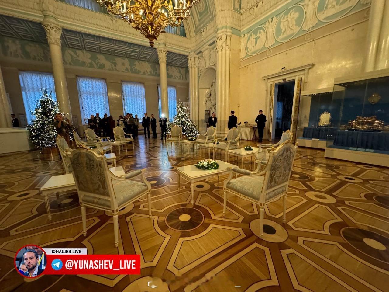 今天，弗拉基米尔·普京将带领他的客人——独联体领导人——参观冬宫。现在，我先带大