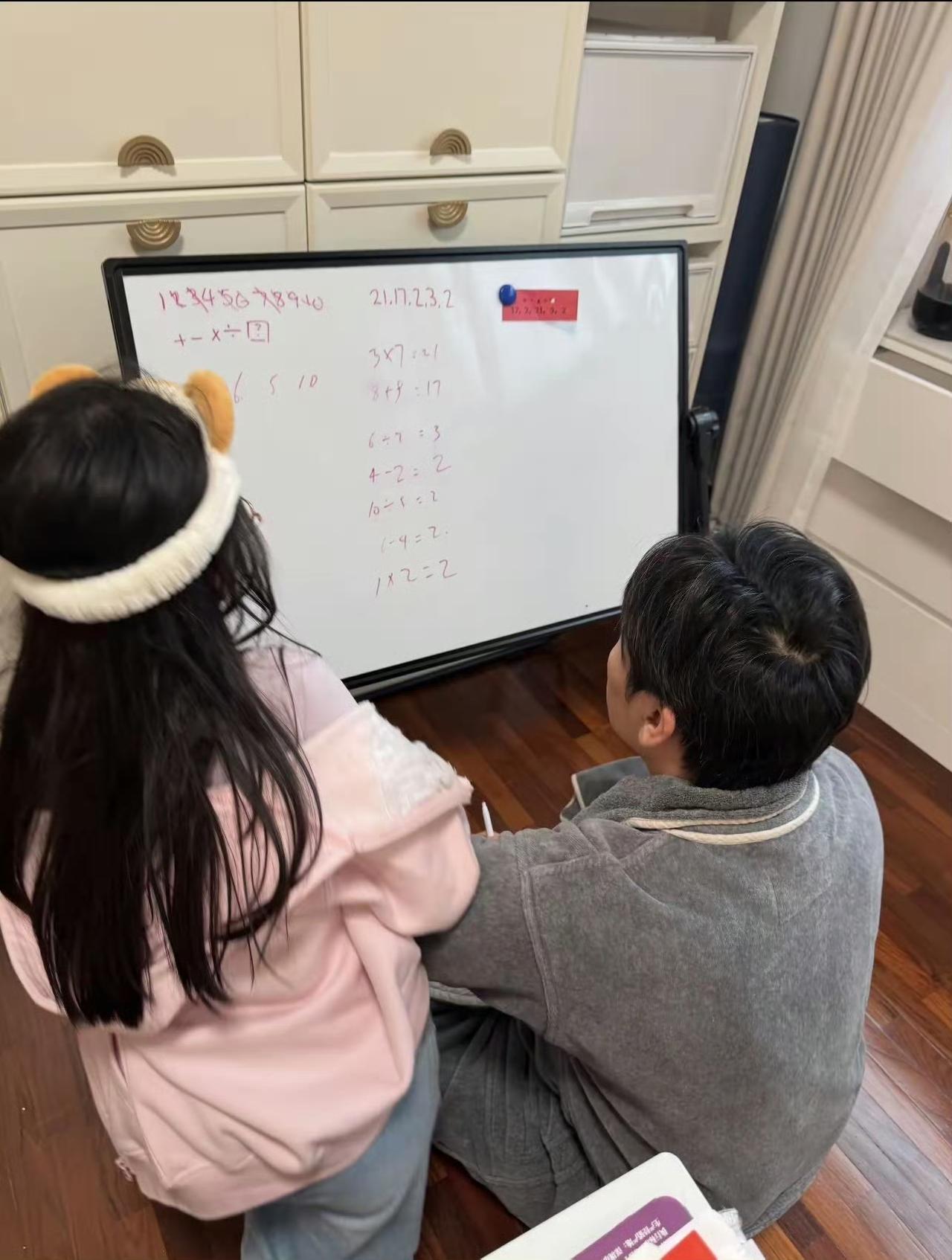 明星家庭也难逃辅导作业的日常。近日，伊能静分享了一则趣事：她参加女儿家长会时，被