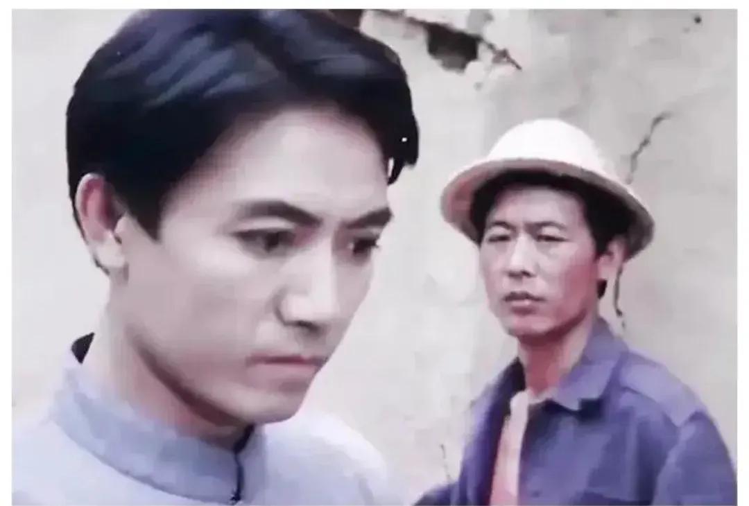 80年代初，一个年轻演员刚刚出道，留下了一张珍贵的老照片。照片中，他留着当时流行