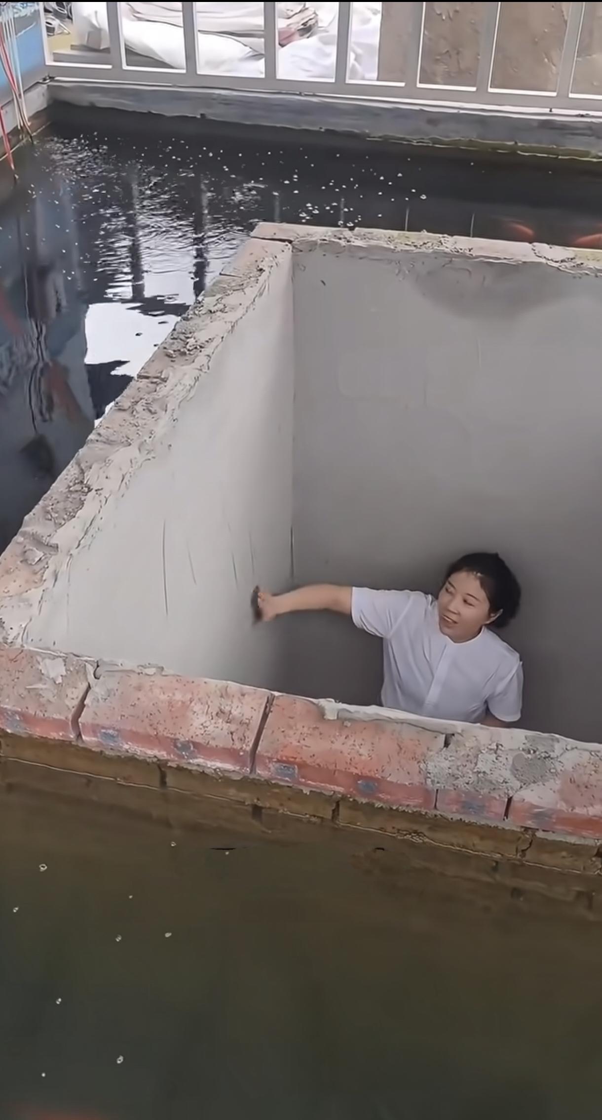 墙泡在水里却干得像沙漠，屋顶一排水反而秒变水帘洞——这不是玄学，是2023年的新