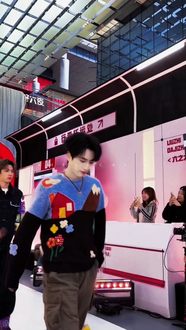 从你身边经过严浩翔别以为扭过来就没摄像头了 ​​​