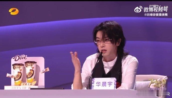 李佳蓓被那英华晨宇痛批 一个嫌《爱如空气》没情绪，一个嫌歌单太单一，四场直播唱同