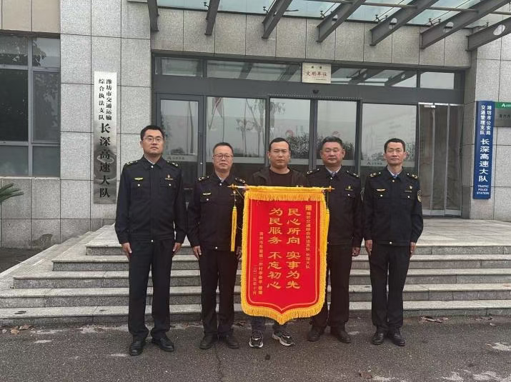 小货车在高速路上突然爆胎，交通执法人员及时出手解困境