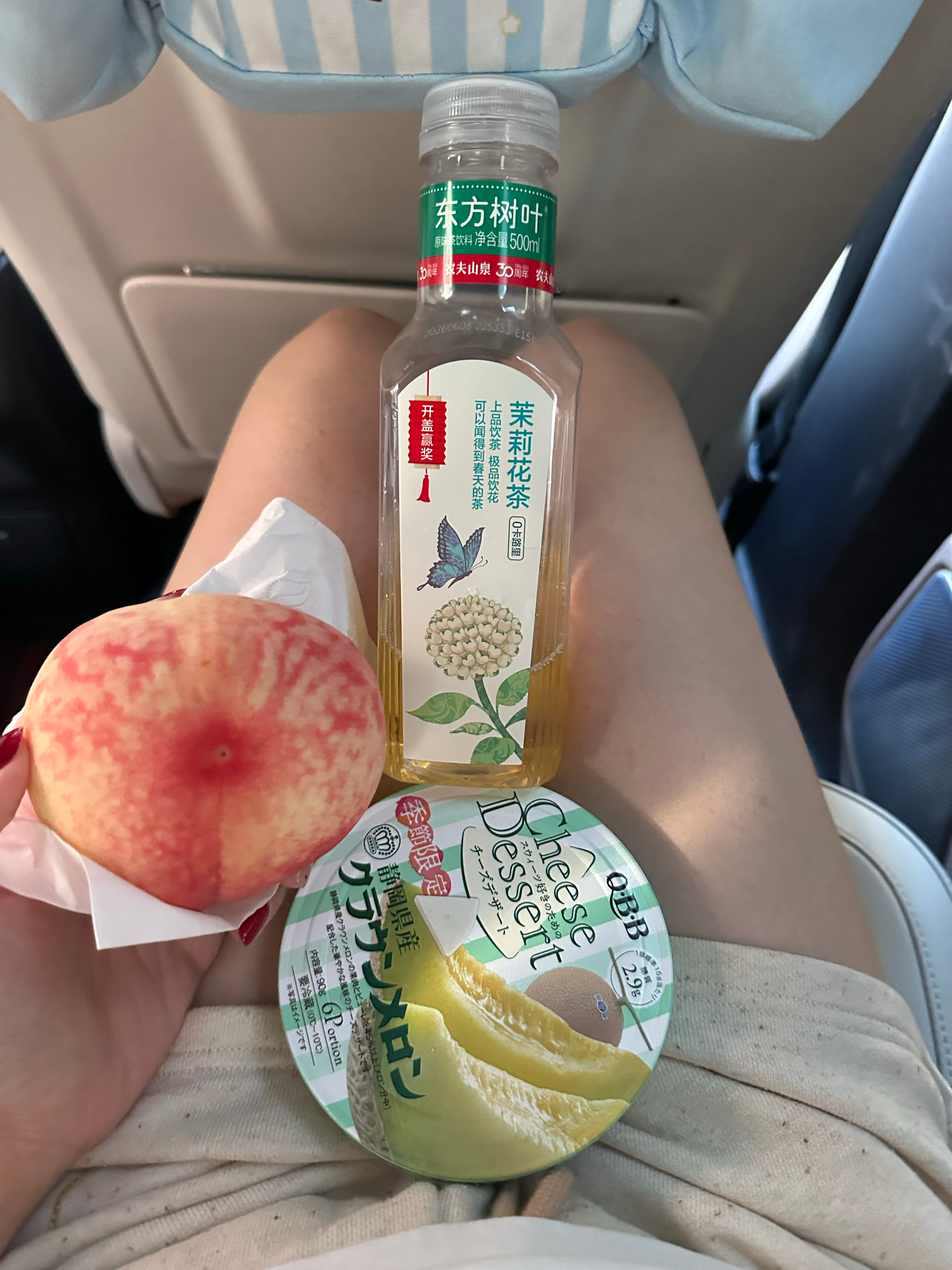 接孩子的路上时间紧任务重，带了一个桃，半盒奶酪和半瓶东方树叶，想起爱丽丝骂我的话