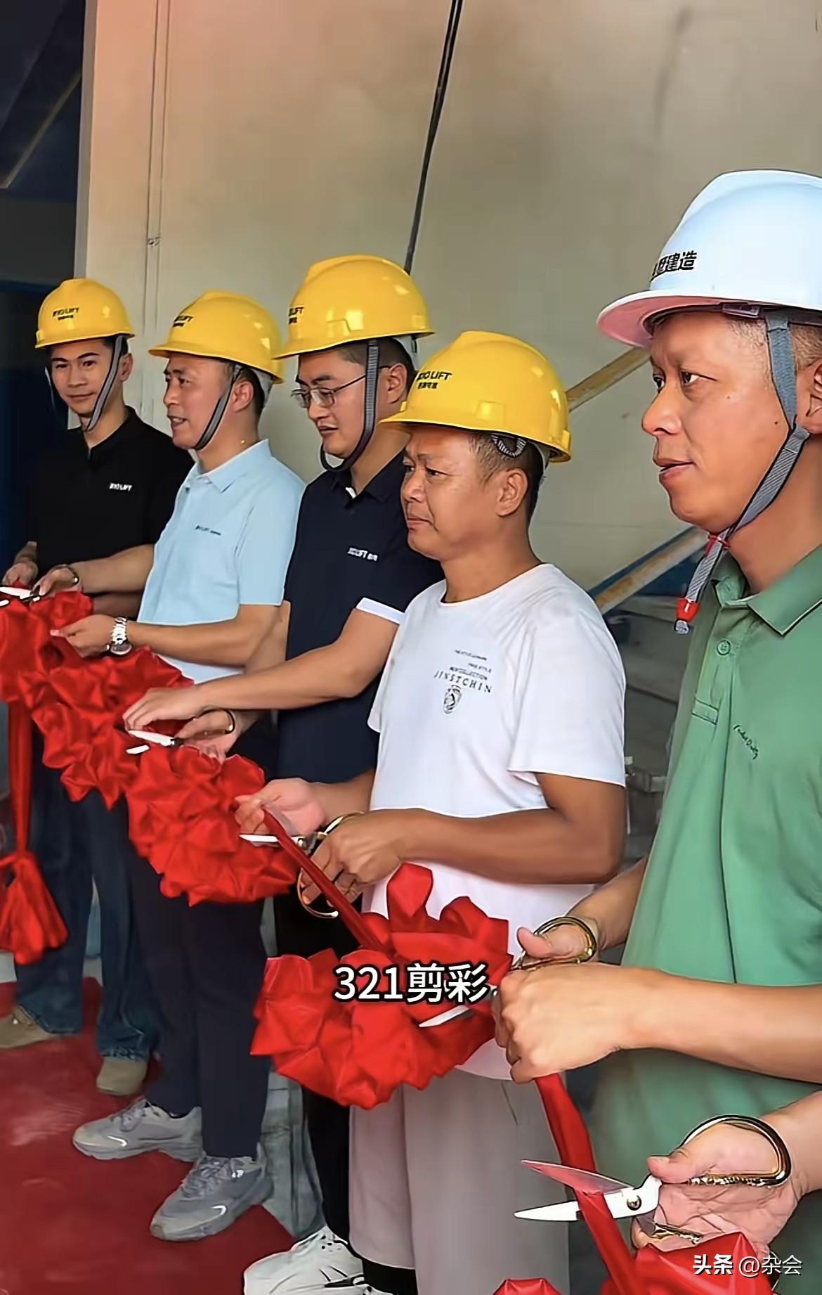 全红婵家新房电梯今天正式开工安装，全爸亲自到场剪彩，笑容藏不住！
当初婵宝就盼着