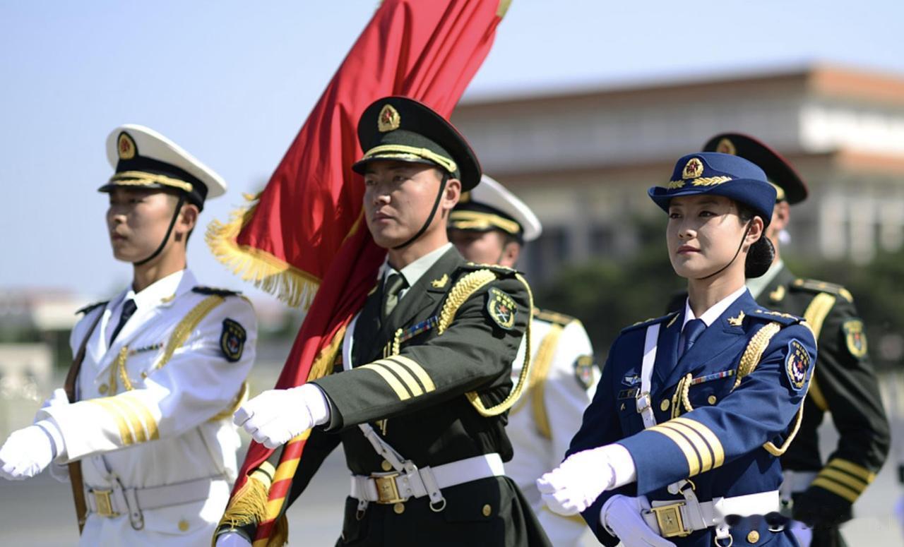 图中正是中国人民解放军仪仗司礼大队的官兵，身着三军制式礼宾礼服，身姿挺拔如青松、