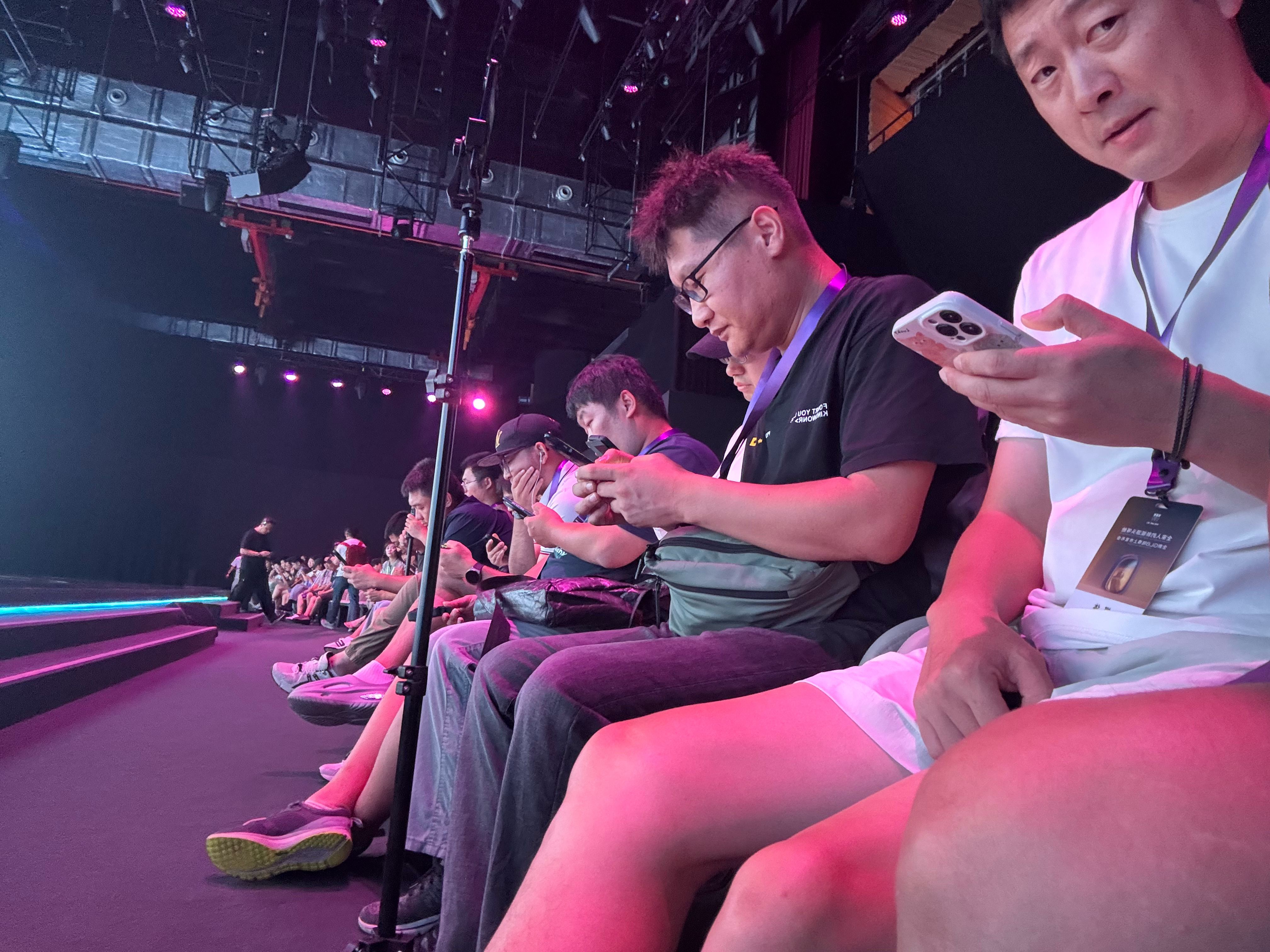 参加个发布会，终白都得坐第一排[允悲]李楠说道[超话]李楠说道  ​​​