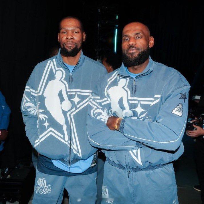 记者问道：“与勒布朗·詹姆斯、科怀·伦纳德以及那些你对抗了这么久的球员同场竞技，