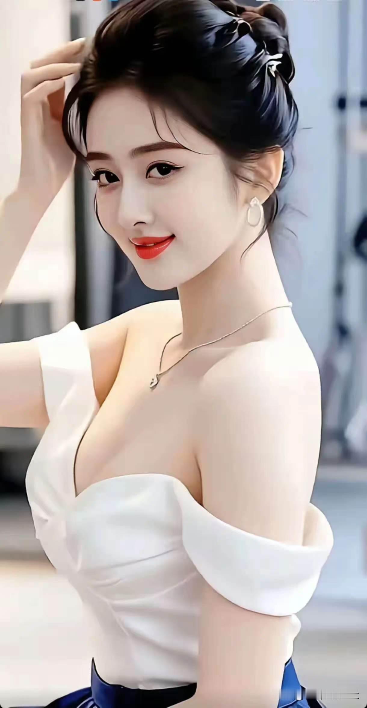 钗头凤·素衫娇
 
云鬟巧，冰绡俏。玉肩轻露凝霜皎。
眉梢软，唇脂暖。一痕浅笑，