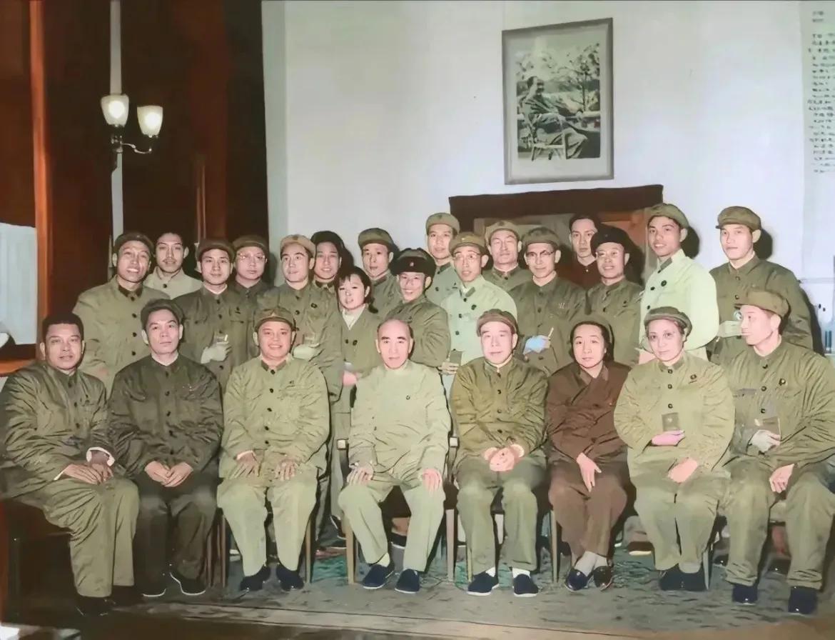 我敢说，能在这张大合照里面认出三个，绝对是历史高手。