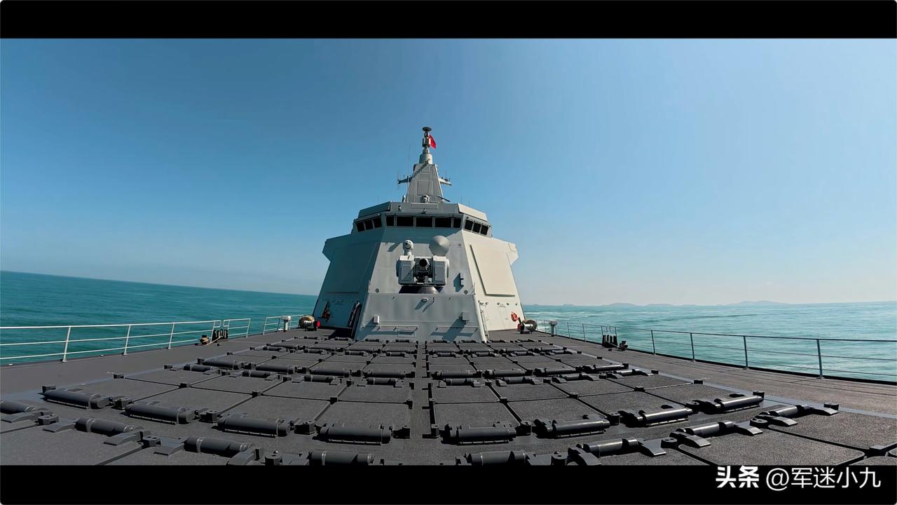 万吨大驱110安庆舰，最新画面曝光，正面背面，感觉完全不同啊……

很难想象吧，