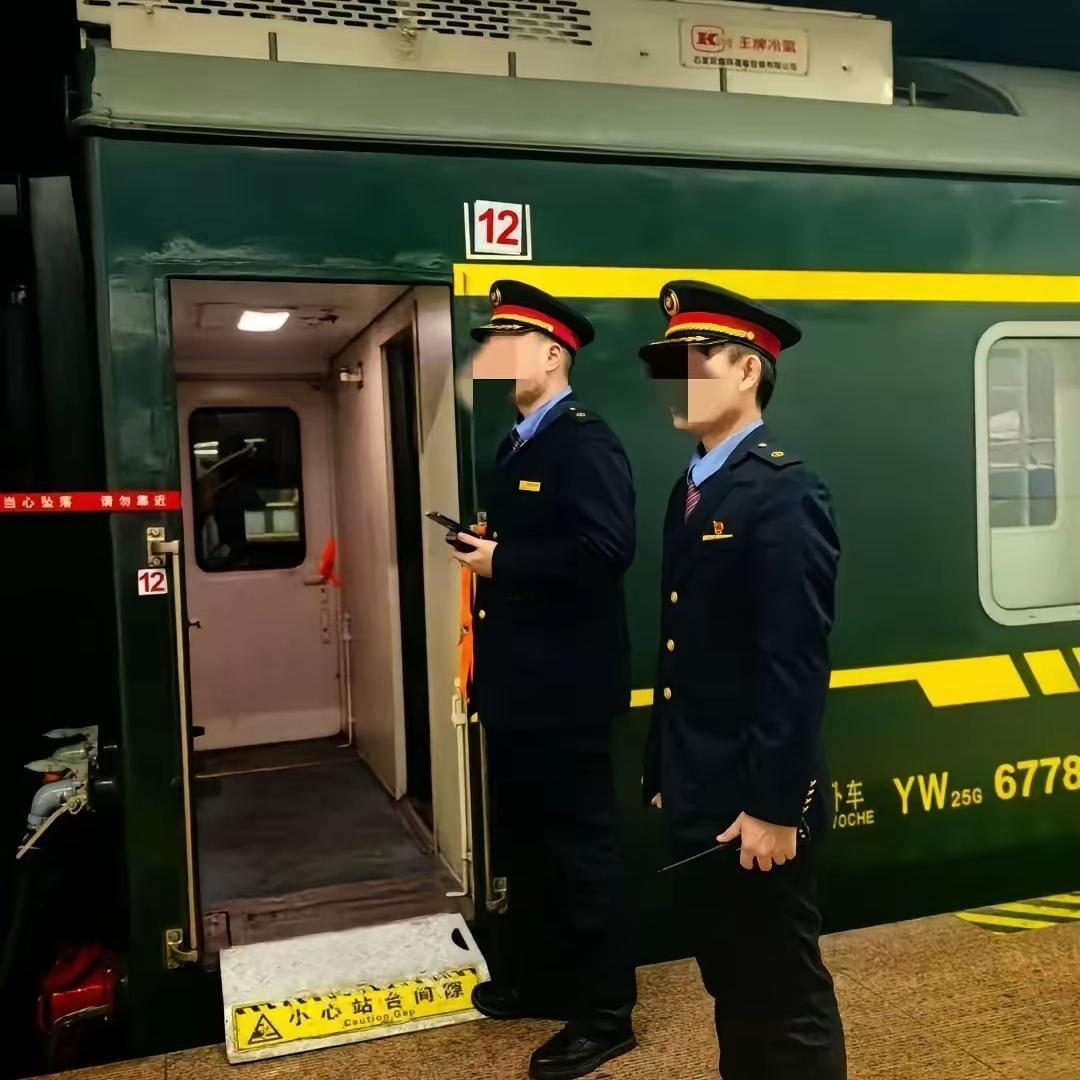 凌晨的铁轨还留着寒意，11位劳动者却再也等不到26年的春运钟声了。
 
最戳心的