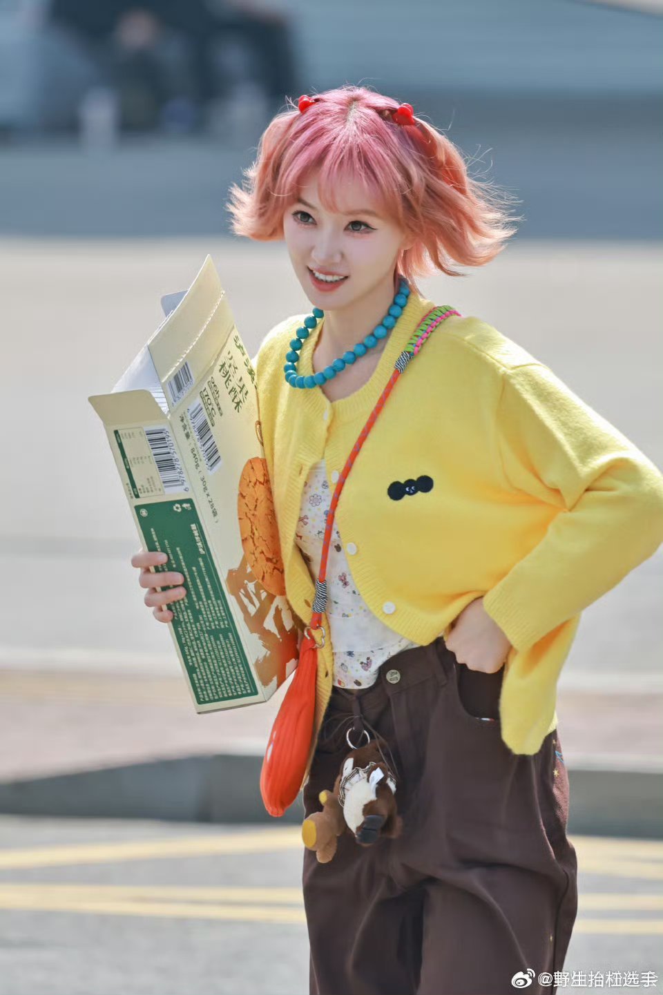 黄灿灿回应直播闯祸黄灿灿晒初舞台美照回应直播管不住嘴，笑称今后会谨言慎行哈哈哈，