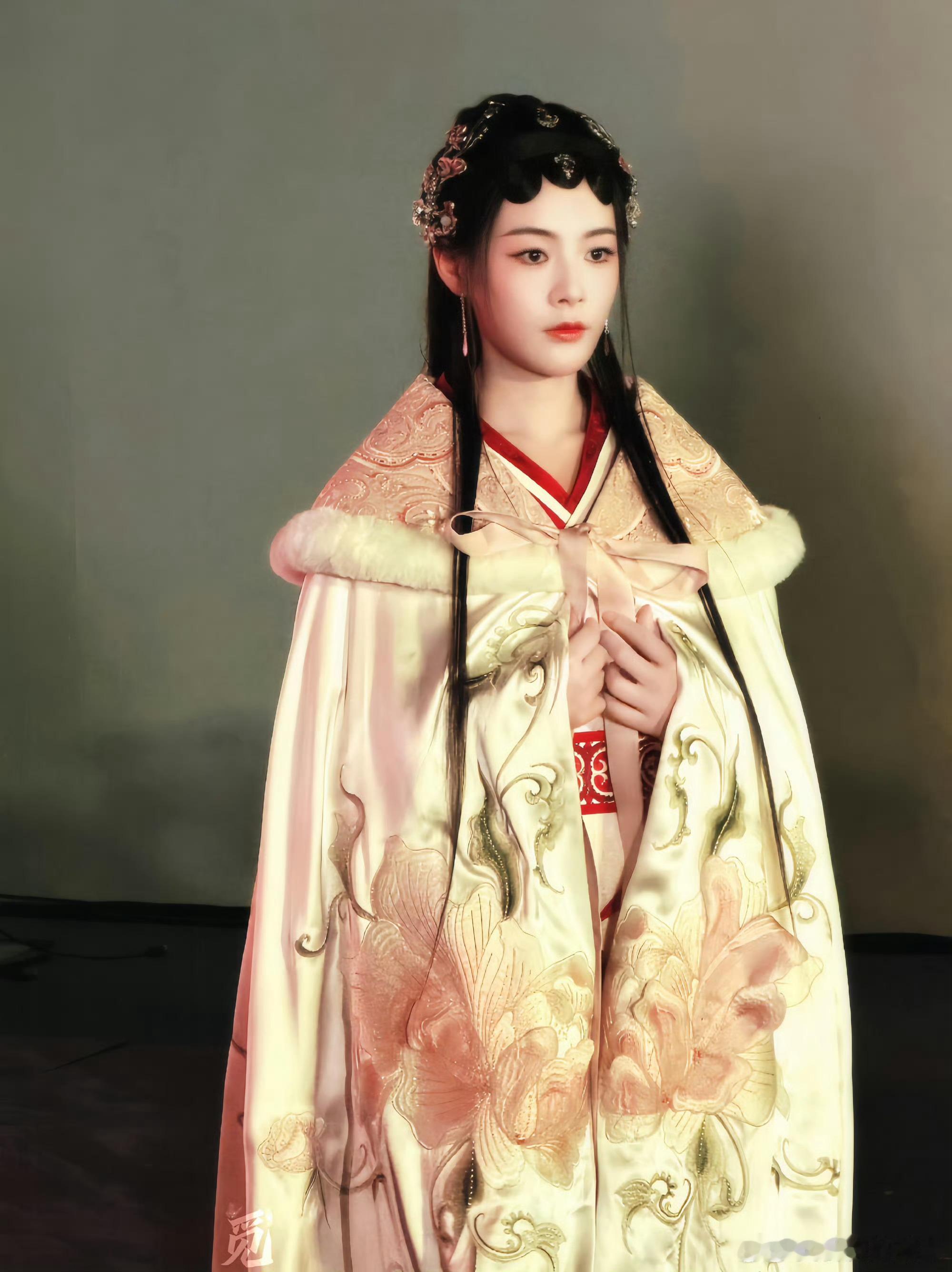 原来镖人女武一也是女舞一春节档看阿育娅的每个动作都带着力量感看得人热血沸腾，越剧