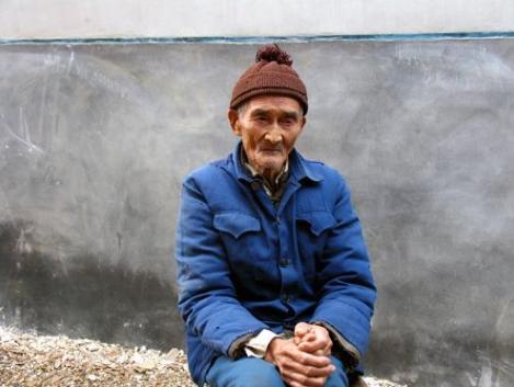 1937年，机枪手卿伯金正在放哨，突然听到了稻田中奇怪的水声，他小心地摸过去一看