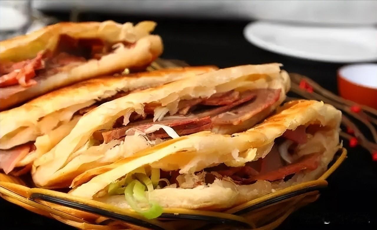 [胡瓜]几年前风靡全国的驴肉火烧，为何被打入"冷宫"了？是变难吃了吗？
 
正宗