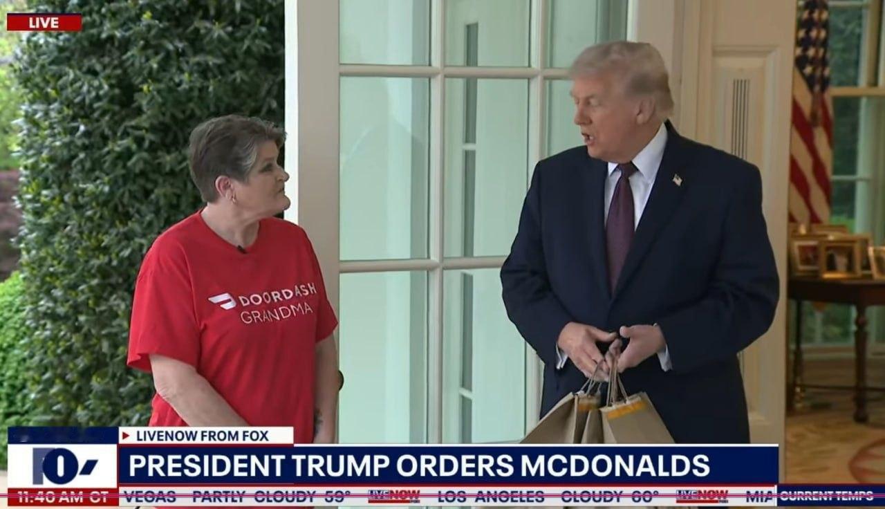 福克斯新闻直播，特朗普在白宫收下麦当劳外卖并与送餐员交谈，还给送餐员100美元小