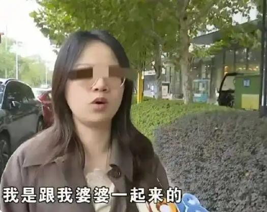 “这个厕所上的代价太大了！”浙江杭州，女子和婆婆出门着急上厕所，婆婆就带她去小区