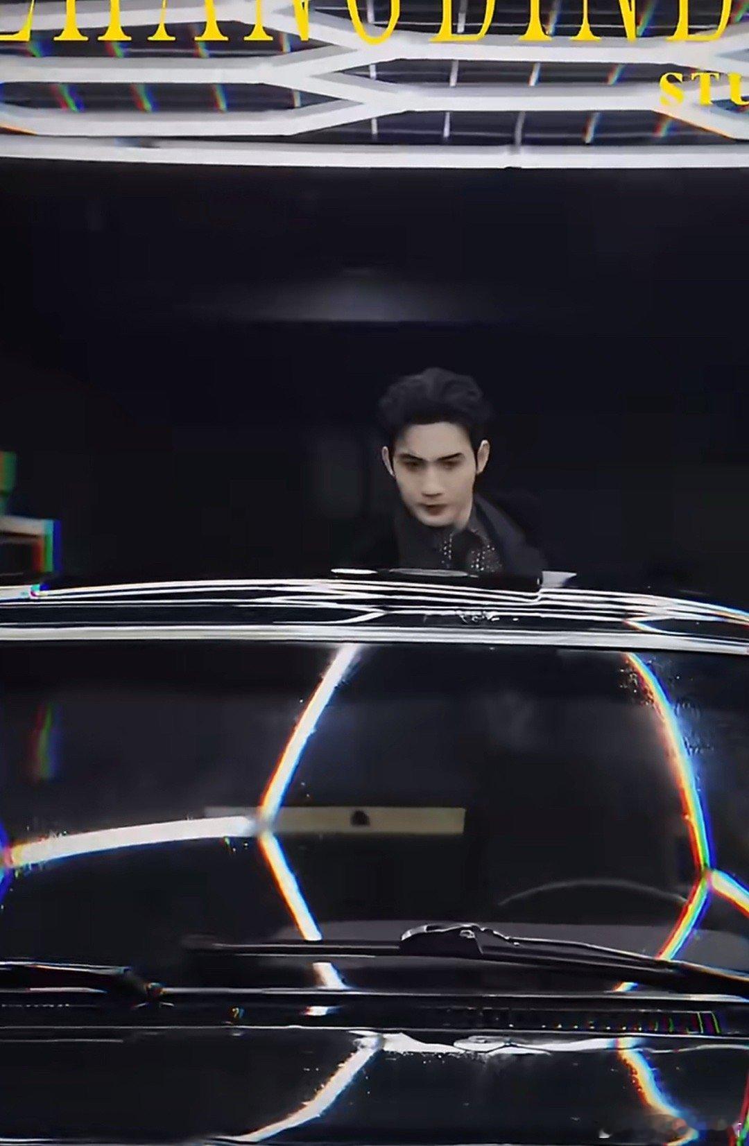 张彬彬修什么车来修我 总结：张彬彬这波“西装修理厂”大片，赢在了极致的反差美学。